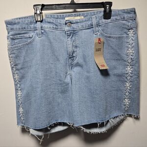 NWT Levis Classic Shorts Embroidered Flowers Size 18W Light Wash Raw Hem Summer